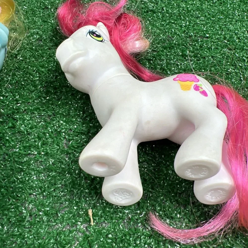 My Little‎ Pony 2006 Lot Of 2 Party Cake & Strawberry Surprise